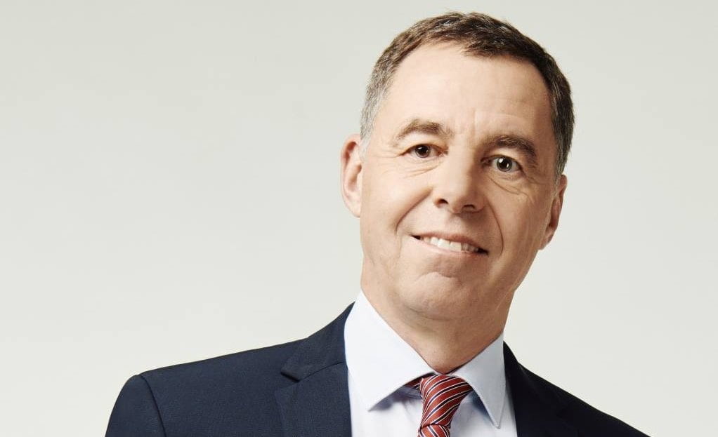 Jérôme Viala jest absolwentem KEDGE Business School (Francja).