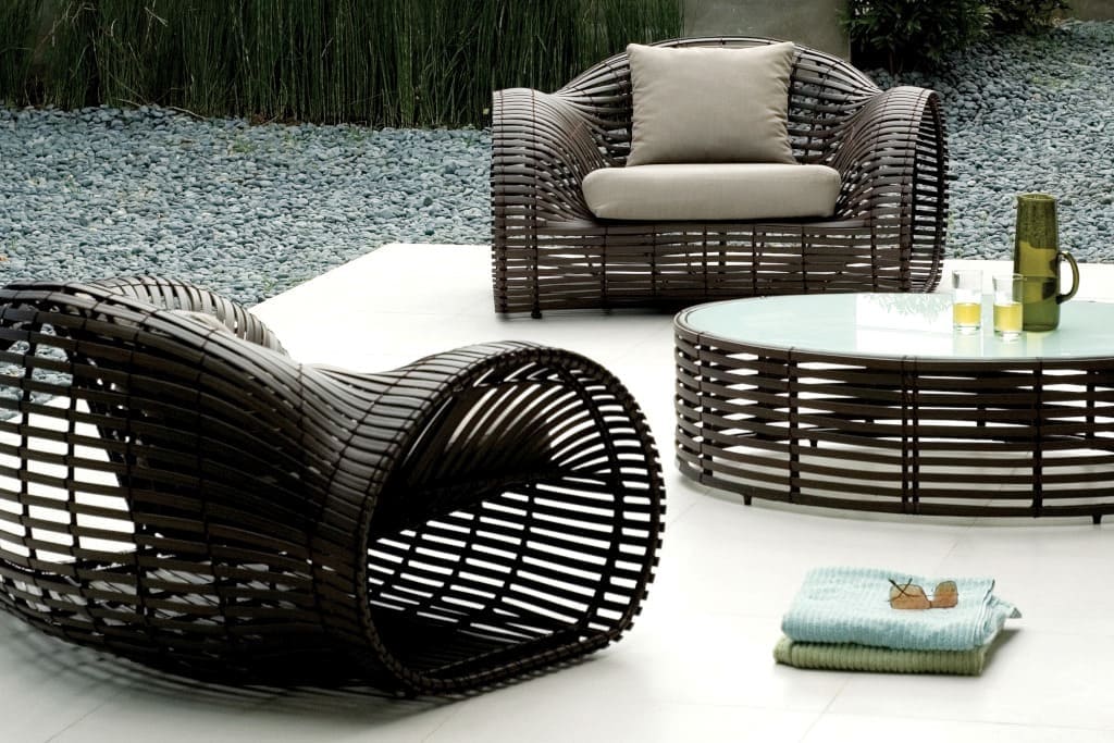 Na elementach kolekcji „Lolah” doskonale widać elastyczność i plastyczność rattanu, który przybiera wyszukane i zmysłowe formy. Meble powstają z użyciem tradycyjnych technik gięcia rattanu.