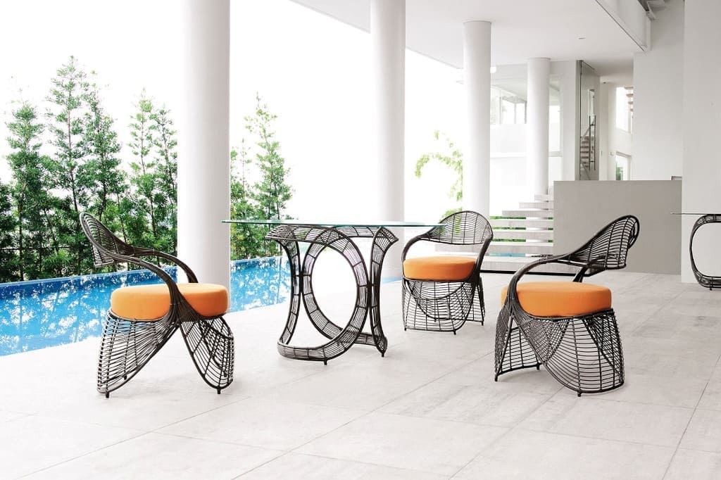 Kolekcja „Manolo” jest lekka, ażurowa i… bardzo uwodzicielska. Meble wykonano z pnączy rattanu mocowanych do stalowych stelaży przy pomocą skórzanych pasków.