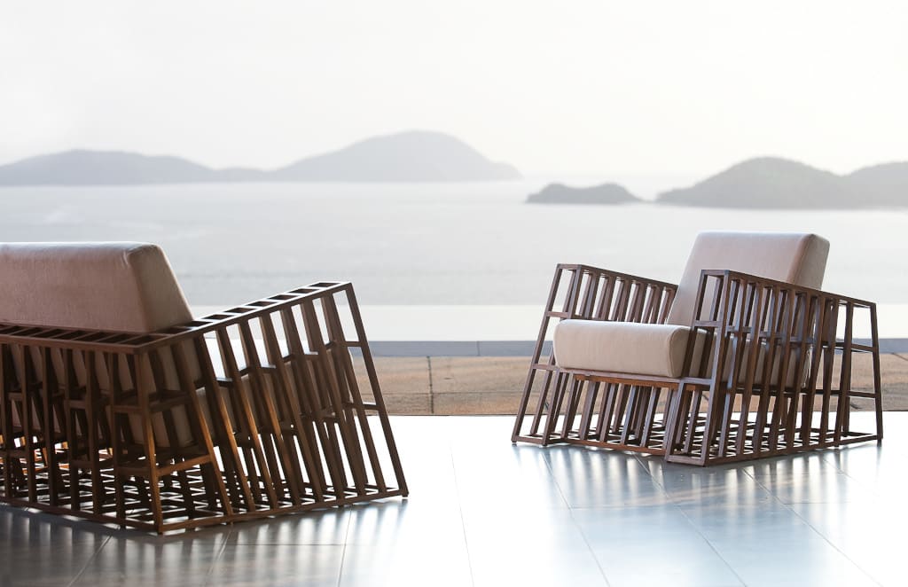 Eleganckie i efektowne wizualnie meble z rattanu z kolekcji „Tilt”. Ogromną zaletą foteli i sofy jest ergonomiczna półleżąca pozycja.