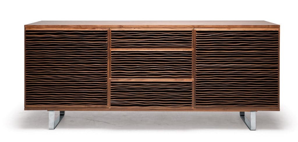 Fronty komody „Parchment” wyglądają jakby utworzone z cienkich warstw drewna podobnych do stron archaicznego rękopisu. Nóżki komody to współczesne stalowe płozy.