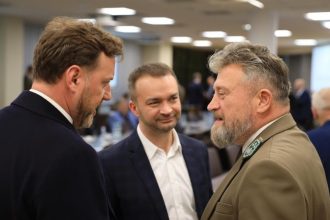 Od lewej: Piotr Wójcik, wiceprezes Ogólnopolskiej Izby Gospodarczej Producentów Mebli, Piotr Poziomski, prezydent Polskiej Izby Gospodarczej Przemysłu Drzewnego i Witold Koss, dyrektor generalny Lasów Państwowych podczas spotkania nowego kierownictwa Lasów Państwowych z przedstawicielami przemysłu drzewnego.