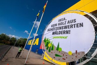 Aktywiści Greenpeace przekazali dziś badania administracji IKEA w Hofheim am Taunus. Na banerze widoczne jest hasło: IKEA, żadnego drewna z lasów wartych ochrony.