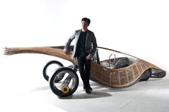 Prototyp samochodu „Phoenix” z rattanu i włókien węglowych oraz jego twórca Kenneth Cobonpue.