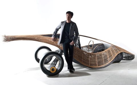 Prototyp samochodu „Phoenix” z rattanu i włókien węglowych oraz jego twórca Kenneth Cobonpue.
