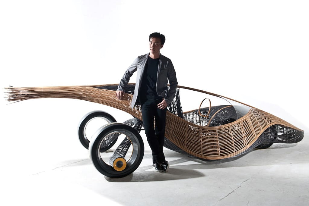 Prototyp samochodu „Phoenix” z rattanu i włókien węglowych oraz jego twórca Kenneth Cobonpue.