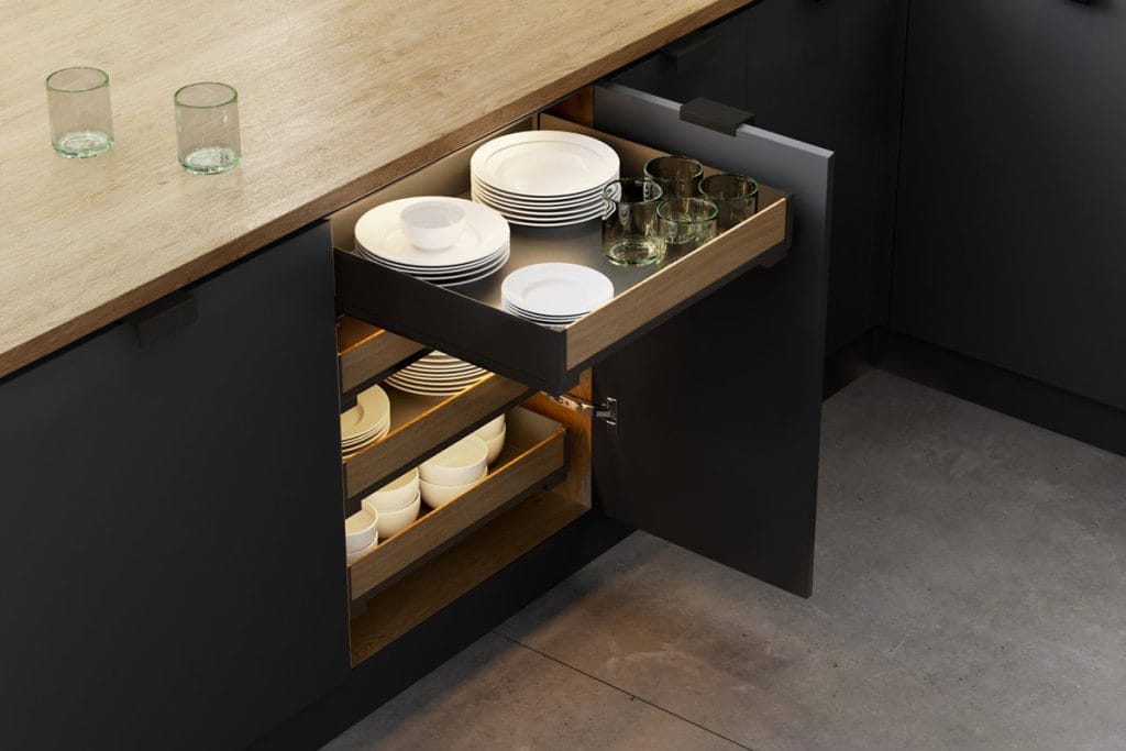 REJS - szuflada wewnętrzna H80 PURO w czarnej kuchni z drewnianym blatem