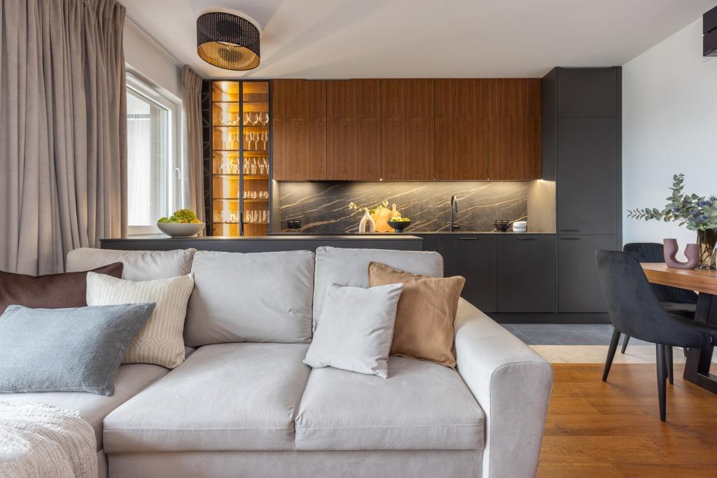 Salon z kuchnią w stylu modern classic.