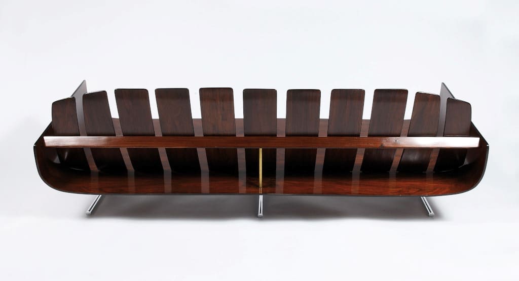 Sofa „Presidencial” z 1960 r. Wykonana ze sklejki fornirowanej (palisander), pokrytej lakierem, elementy metalowe – chromowane.