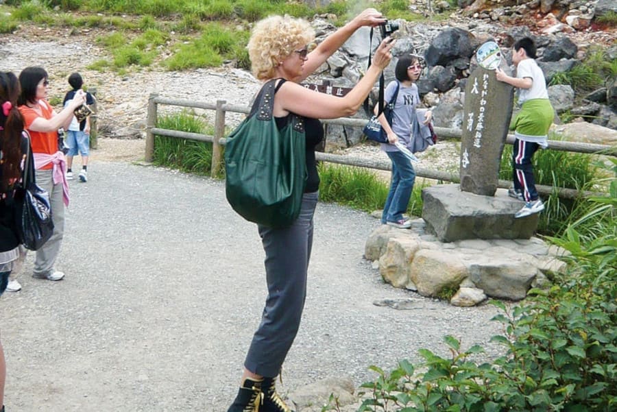 Dolina Wielkiego Wrzenia w Japonii jest pełna poszarpanych skał, kraterów i bulgocącego błota, a z ziemi wytryskuje para i unoszą się opary siarki.