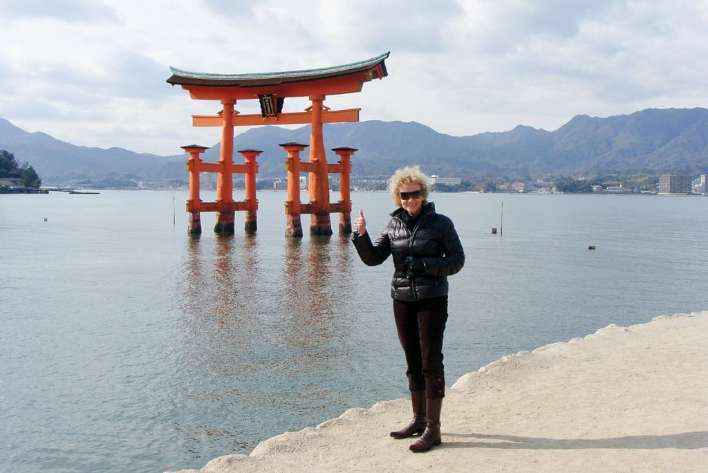 Miyajima – miejsce uświęcone już od ponad 1.500 lat, z pięknym shintoistycznym sanktuarium i wielką, wspaniałą, unoszącą się nad wodą bramą torii – symbolem Japonii.