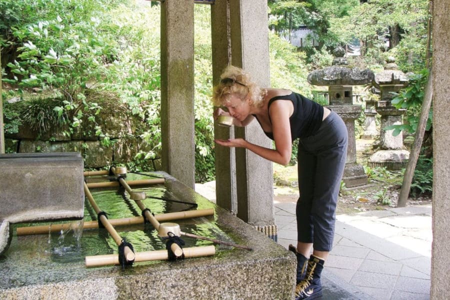 Violetta Kowalczyk w Nikko, miejscu pamięci wielkiego sioguna Tokugawy Leyasu. Zdjęcie zrobione przed sanktuarium Futarasan, poświęconym bóstwom góry Natai