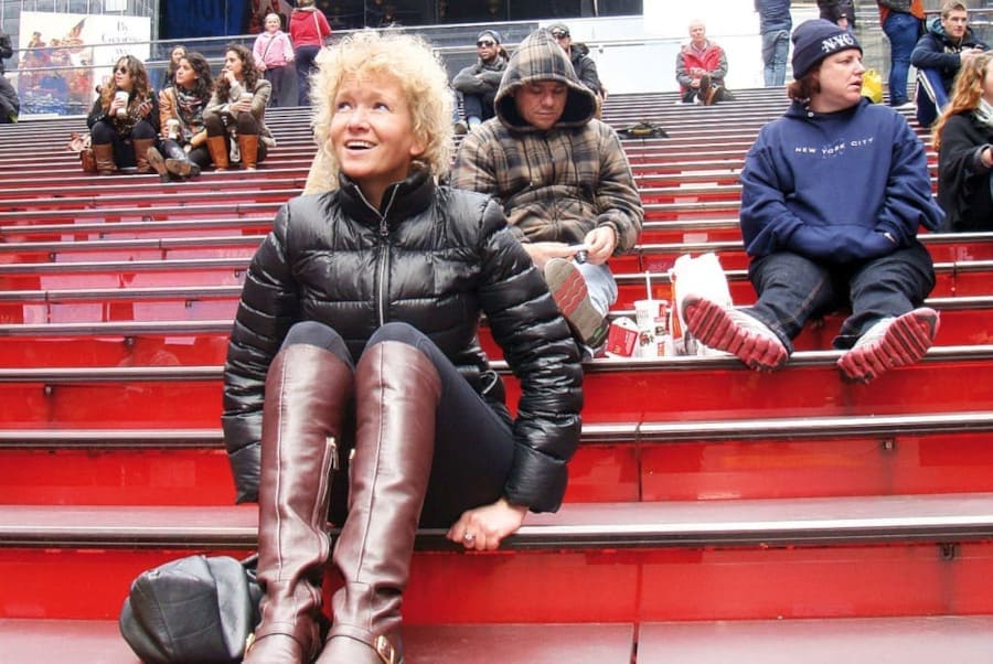 Violetta Kowalczyk na Times Square. Ze szczytu szerokich podświetlanych, czerwonych schodów roztacza się piękny widok na cały plac.