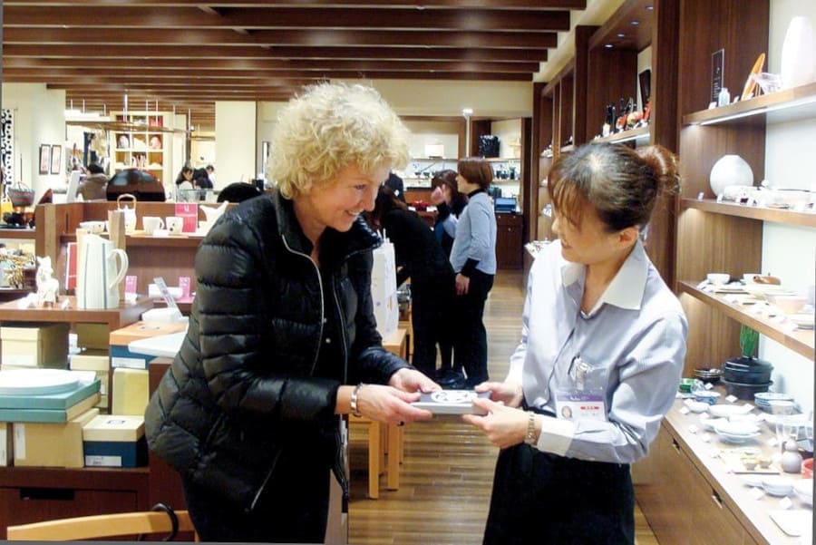 Transakcja kupna-sprzedaży w jednym z centrów handlowych w Osace. Na zdjęciu ostatni jej etap, czyli podziękowania za dokonanie zakupu połączone z ukłonami.