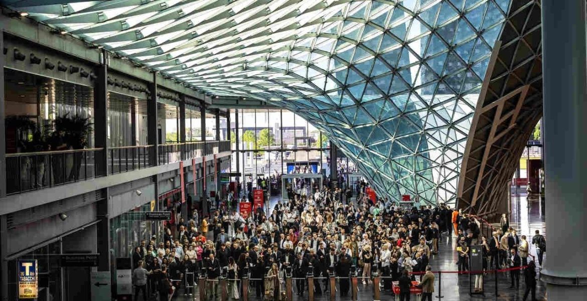 Salone del Mobile.Milano 2024 - wejście na targi w Mediolanie.