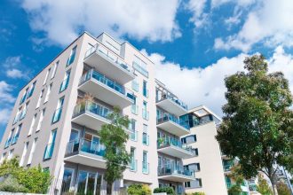 Wielorodzinny budynek mieszkalny.