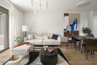 Ponad 105-metrowy apartament w stylu Bauhaus zaprojektowała architektka Agnieszka Musiał-Chmielnik.