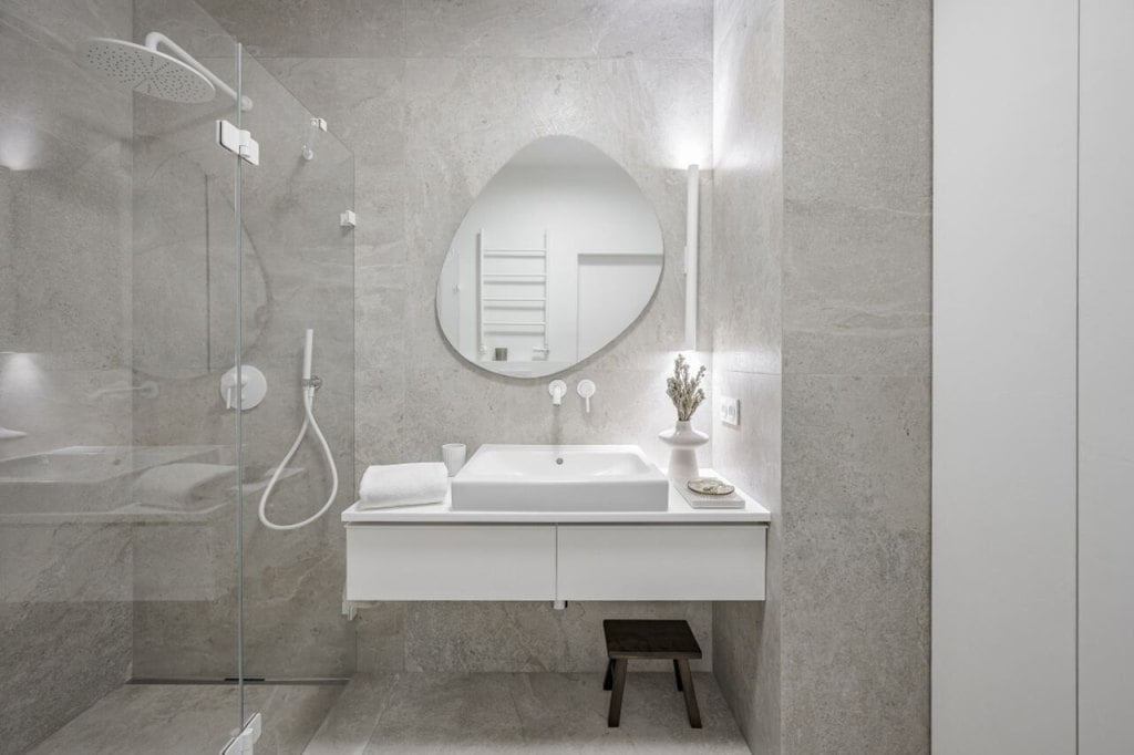 Łazienka - apartament w stylu Bauhaus zaprojektowała architektka Agnieszka Musiał-Chmielnik.