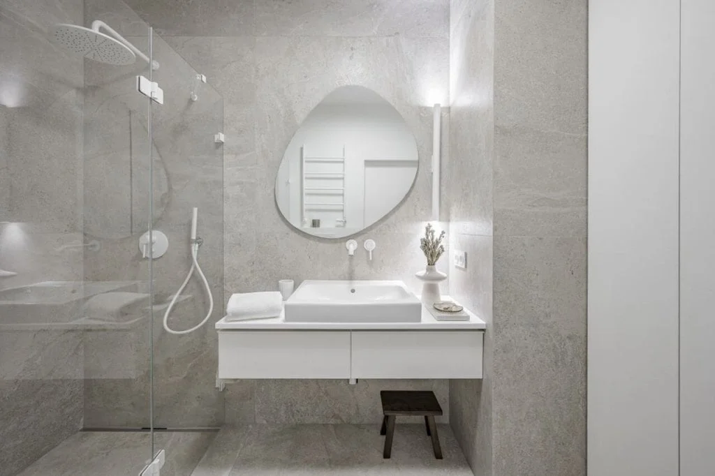 Łazienka - apartament w stylu Bauhaus zaprojektowała architektka Agnieszka Musiał-Chmielnik.