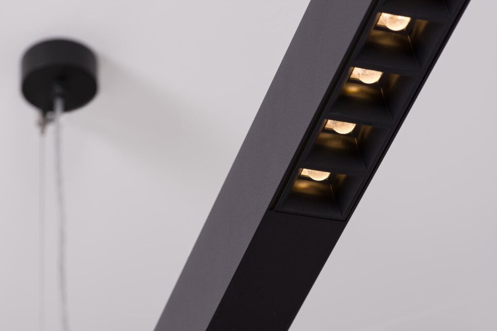 W biurze warto rozważyć więcej niż jedno źródło światła. Nie oznacza to, że należy zdecydować się na kilka osobnych opraw. Dobrym przykładem jest OPTIMA marki AQForm. Światło zadaniowe, emitowane w dół, skutecznie rozświetla powierzchnię roboczą biurka. Z kolei wersja up&down kieruje w górę mocny strumień o szerokim rozsyle. Dzięki temu światło odbija się od sufitu, pełniąc funkcję oświetlenia ogólnego. Co najważniejsze – wizualnie oprawa dzięki swojej prostej, minimalistycznej formie z powodzeniem wkomponuje się w każdą przestrzeń.