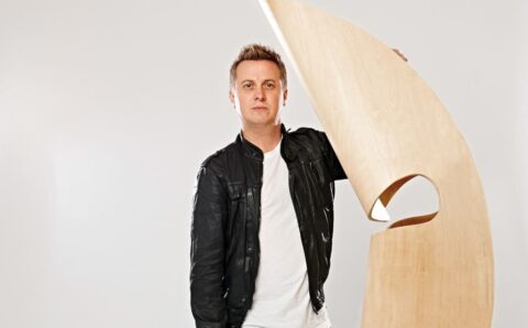 Brodie Neill z jednym ze swoich najnowszych projektów „Cowrie Rocker”.