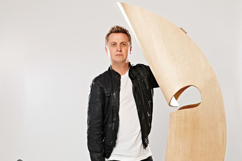 Brodie Neill z jednym ze swoich najnowszych projektów „Cowrie Rocker”.