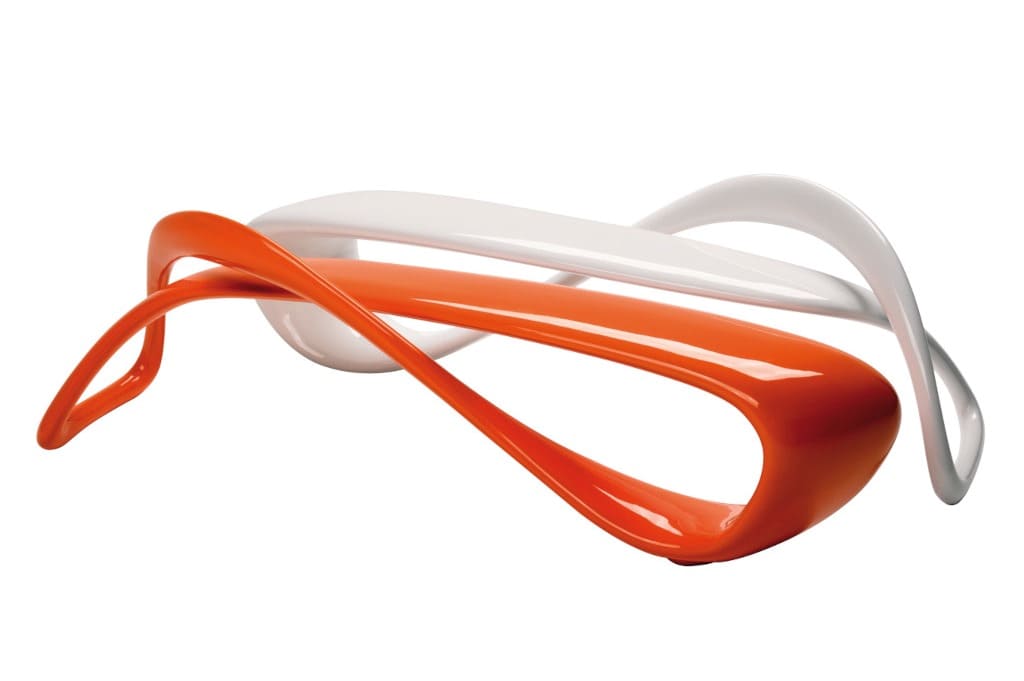 Wykonana z włókna szklanego ławka „E-turn” (Brodie Neill dla marki Kundalini) reprezentuje dzisiejszy stan wiedzy na temat modelowania 3D.