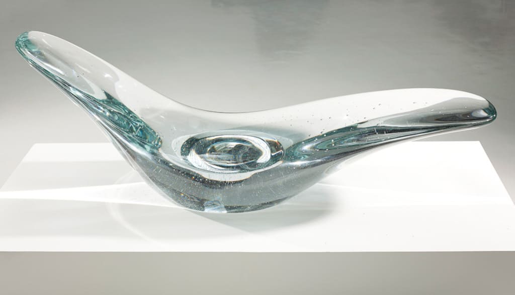 „Glacier” to przykład doskonałej synergii konstrukcji i wykonania. Forma szezlonga jest ręcznie odlewana ze 135 litrów ciekłego szkła bezbarwnego. Całkowita masa bryły wynosi 300 kg.