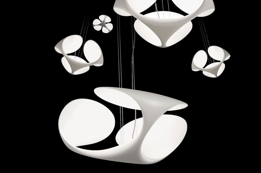 Wiszące lampy „Clover” zostały zaprojektowane dla marki Kundalini. Ich organiczne formy przywodzą na myśl liście koniczyny.