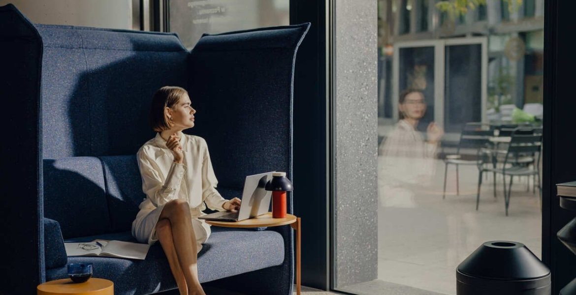 Meble z kolekcji CHAT, które dla marki Motiv Home zaprojektowało Studio Pawlak & Stawarski, niosą ze sobą uczucie domowego ciepła, przy jednoczesnym zachowaniu nowoczesnego designu.