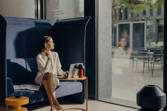 Meble z kolekcji CHAT, które dla marki Motiv Home zaprojektowało Studio Pawlak & Stawarski, niosą ze sobą uczucie domowego ciepła, przy jednoczesnym zachowaniu nowoczesnego designu.