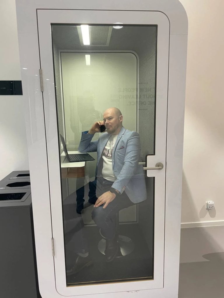 Collaborator - Silentbox, budka akustyczna z panem w środku