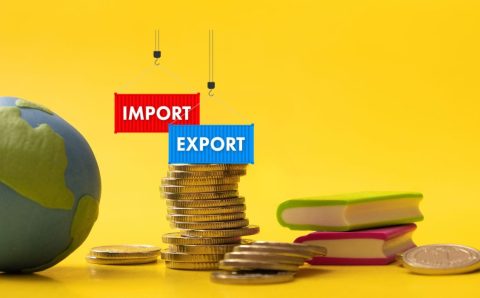 ECDF - grafika z monetami na żółtym tle