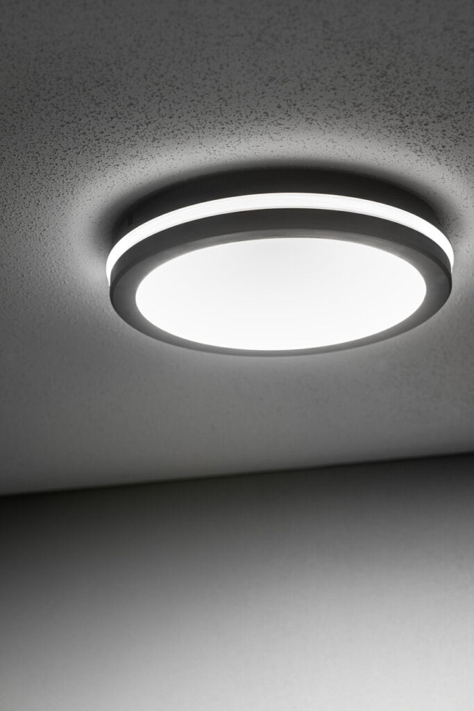 Plafoniera GTV MARS wyróżnia się unikatowym designem, który pozwala na świecenie światłem zarówno w dół, jak i na boki, co zapewnia szerokie rozprzestrzenianie światła. Dzięki temu rozwiązaniu oświetleniowemu, światło jest równomiernie rozłożone w pomieszczeniu, co tworzy przytulną i funkcjonalną atmosferę.