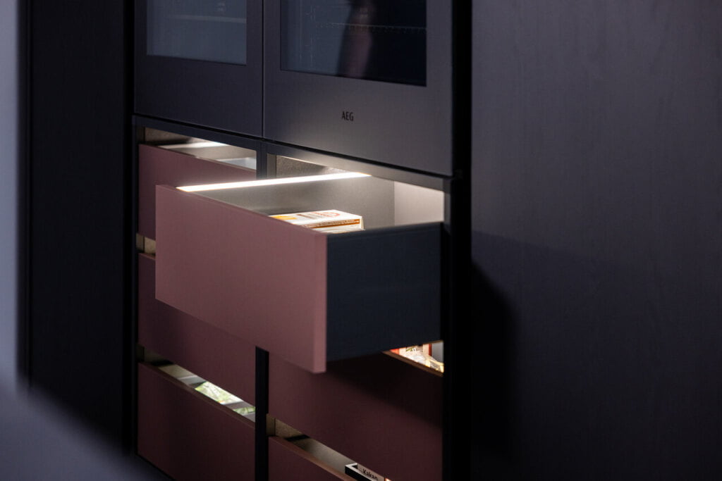 Produkt AvanTech YOU Illumination od firmy Hettich został wielokrotnie wyróżniony nagrodami uznanymi w świecie designu. Dzięki połączeniu emocji, wzornictwa i funkcjonalności oświetlenie LED do szuflad AvanTech YOU przekonało do siebie między innymi jury konkursów interzum award, Red Dot Design Award oraz iF Design Award.