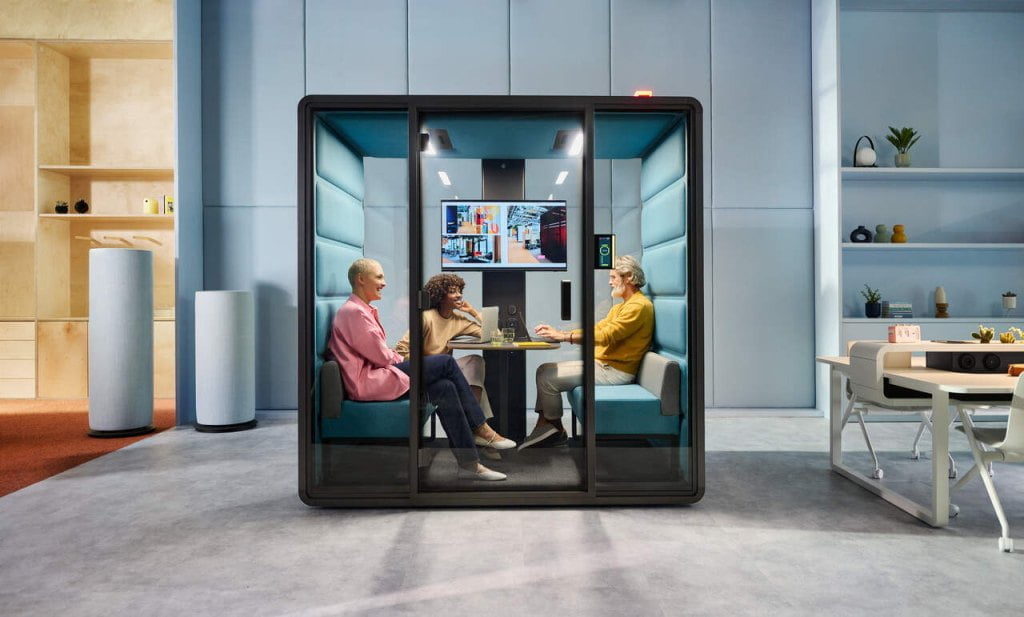 Marka Hushoffice wprowadziła nową linię podów akustycznych hushFree do pracy i spotkań. To mobilne kabiny akustyczne klasy A, zgodne z normą ISO 23351-1:2020, z całkowicie odświeżonym wnętrzem poda, zapewniające pracownikom jeszcze więcej swobody i elastyczności w zakresie tego, gdzie i jak chcą pracować.