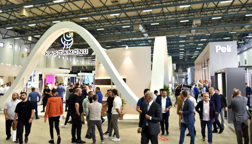 Intermob 2023 zwiedzający w hali komponentów, główny widok na stoisko Kastamonu.