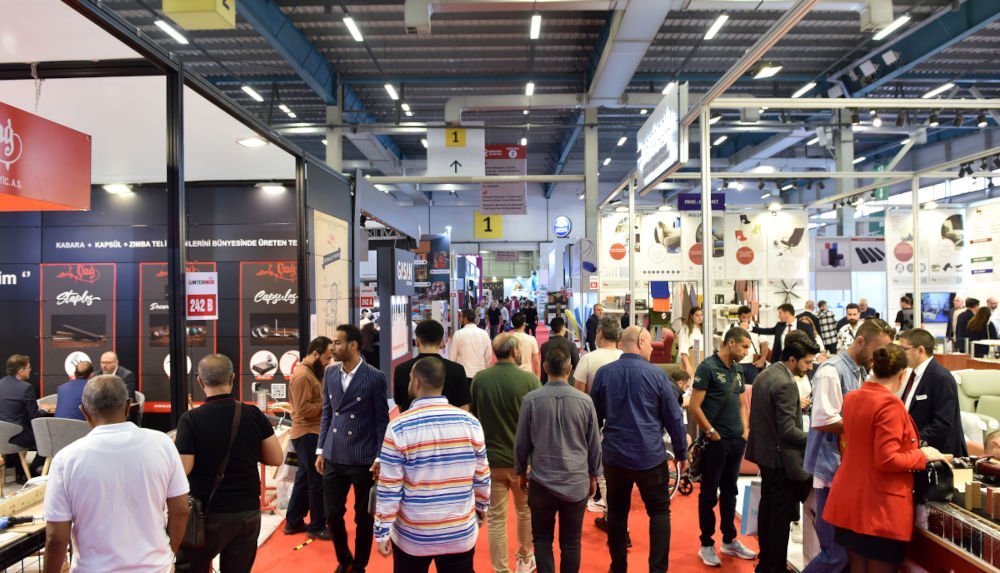 Intermob 2023 zwiedzający w hali akcesoriów meblowych.