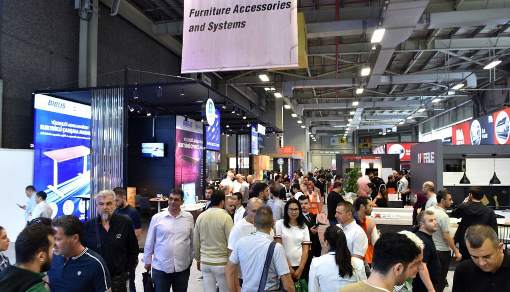 Intermob 2023 zwiedzający w hali akcesoriów meblowych.