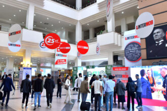 Intermob 2023 zwiedzający w hali wejściowej na targi.