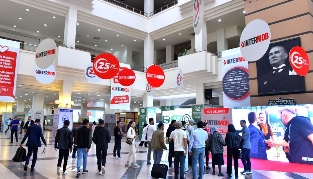 Intermob 2023 zwiedzający w hali wejściowej na targi.