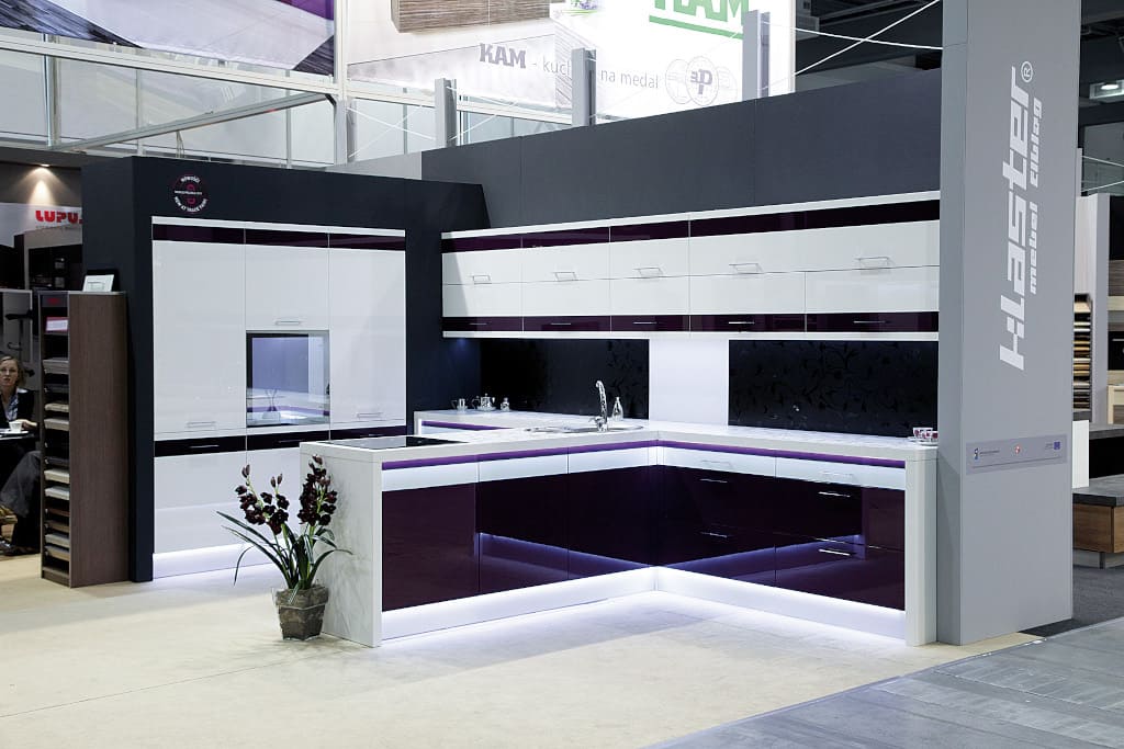 Logo Klastra Mebel-Elbląg towarzyszy m.in. targowym ekspozycjom zrzeszonych firm, w tym także podczas targów „Meble Polska” w Poznaniu (zdjęcie z edycji 2011).