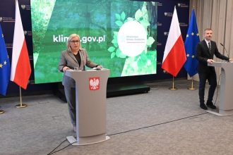 Minister klimatu i środowiska Paulina Hennig-Kloska i wiceminister Mikołaj Dorożała podczas konferencji prasowej.
