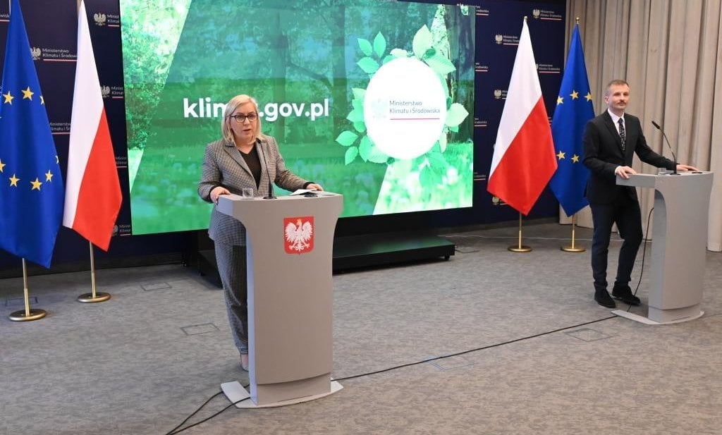 Minister klimatu i środowiska Paulina Hennig-Kloska i wiceminister Mikołaj Dorożała podczas konferencji prasowej.
