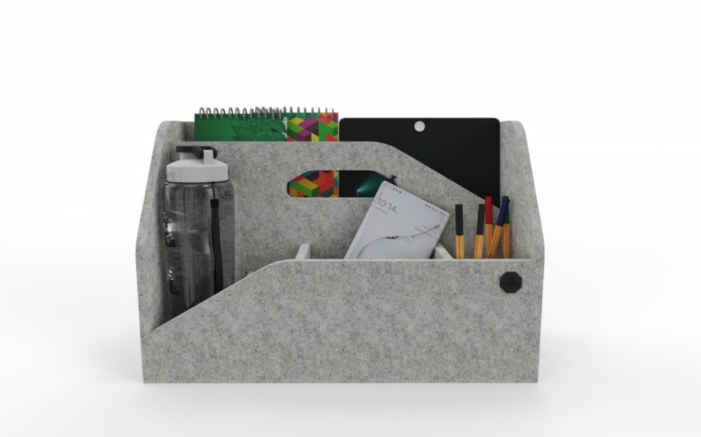 Dobrze zorganizowane miejsce pracy wypływa pozytywnie na efektywność oraz komfort. Kiedy mamy chaos na biurku, często tracimy czas na szukanie najpotrzebniejszych rzeczy, takich jak długopisy, zapiski i dokumenty. W uporządkowaniu przestrzeni niezwykle pomocny jest organizer filcowy na biurko OrgaTexo z Fabryki Mebli Biurowych MARO.