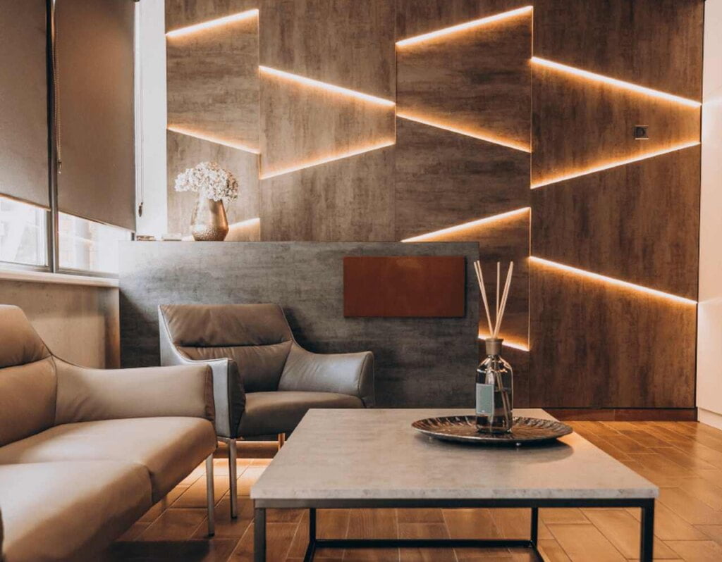 Dostępne w ofercie REJS cztery rodzaje taśm LED, w zależności od potrzeb mogą emitować światło jasne lub nastrojowo ściemnione, ciepłe, neutralne i zimne. Do wyboru są taśmy w długości podstawowej 5 m, a wariant 2835 – również 50 metrów. Dzięki temu tworzenie nawet odważnych, dużych instalacji świetlnych nie jest problemem.