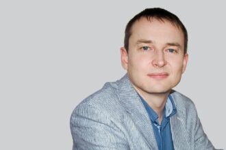 Dr inż. Tomasz Gawroński, właściciel firmy konsultingowej E-meblarstwo.
