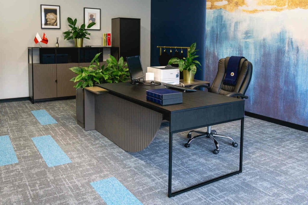 Kolekcja Vianno firmy TOBO to prestiżowe rozwiązanie dla osób, które cenią sobie nie tylko wyszukany design, ale także odpowiednie zagospodarowanie przestrzeni biurowej. Oprócz komfortu ważna jest przemyślana aranżacja gabinetu, wzbogacona o takie meble, które stworzą funkcjonalne i harmonijne otoczenie.