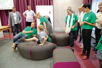 Pomysł warsztatów „Nowa Forma” wspiera Miasto i Gmina Swarzędz. Na zdjęciu system puf „Oui”, który powstał przy współpracy z firmą Tombea.