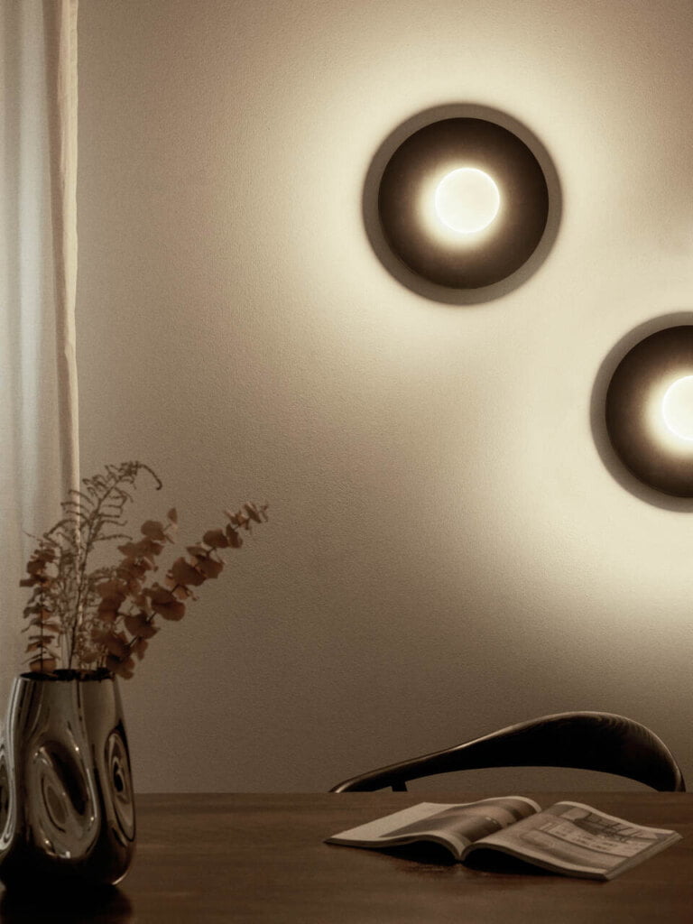 Kinkiet/lampę sufitową Starling można znaleźć w ofercie Westwing Collection. Model Starling może pełnić funkcję zarówno efektownego kinkietu, jak również lampy sufitowej. Klosz został wykonany z półtransparentnego szkła opalowego. Produkt jest dostępny w czterech wariantach kolorystycznych.